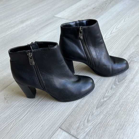 Tahari soft black genuine leather booties - Picture 2 of 6